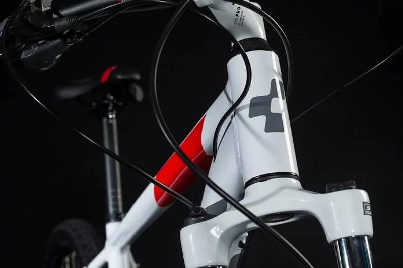 cube aim race white
