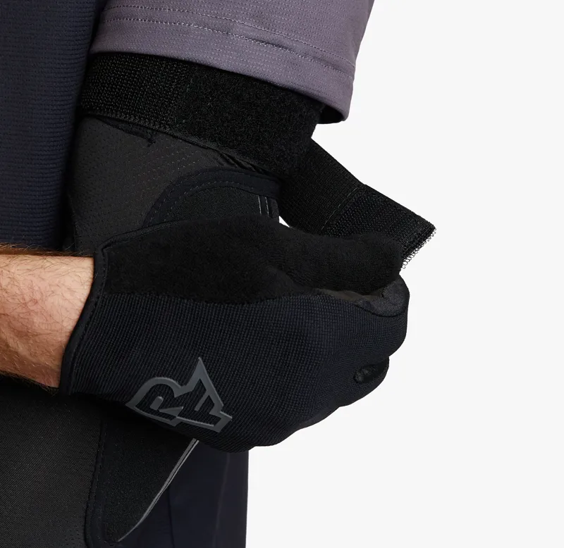 Race Face Indy Elbow Guards - Stealth-4