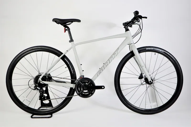 giant escape 2 bicycle Disc (Dried Matcha) and the 700c wheels with Giant EasyRide Tubeless tires (on select models) keep you rolling with speed Giant Escape 2 Disc -