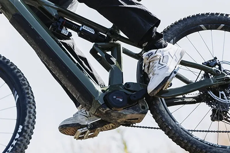 Electric mountain bike flat pedals deatail Merida eOne-Eighty