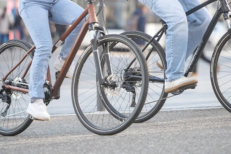 Cage pedals on a hybrid or city bike