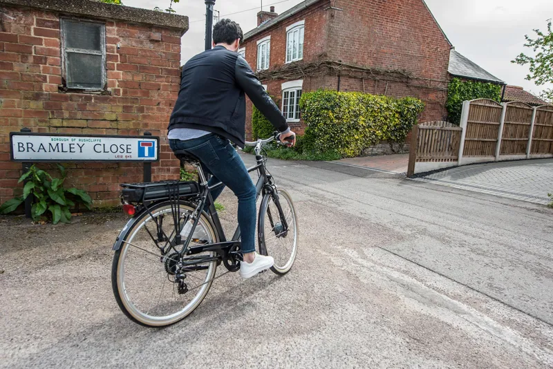 Raleigh Pioneer E Crossbar 700c 2019 Electric Urban Bike - Grey-10