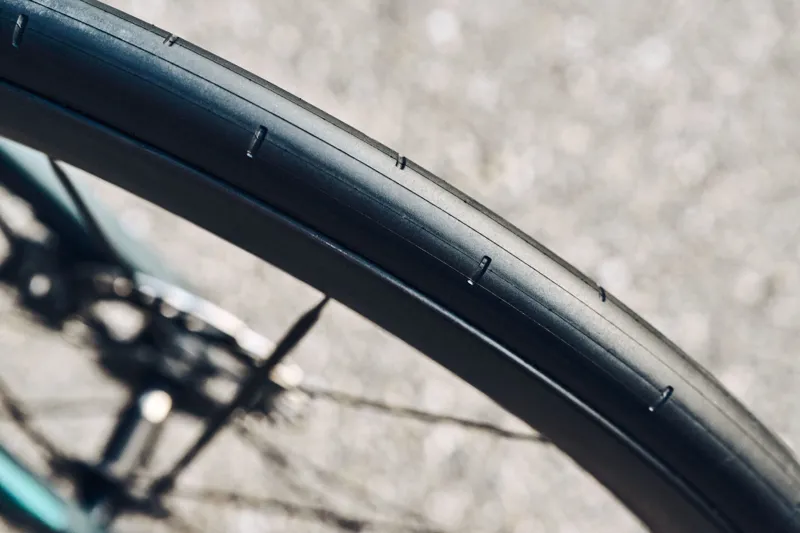 Cadex Aero Folding Road Clincher Kevlar/Carbon Bead Tyre - 700x28c-3