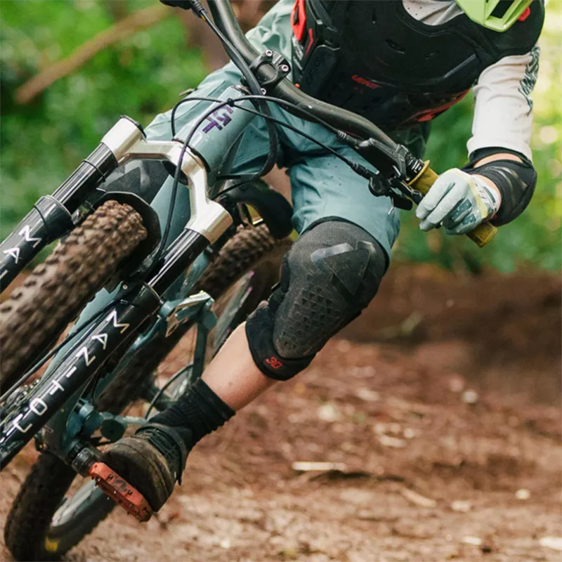 Leatt 3DF Evo 5.0 Junior Knee Protectors - Black-2