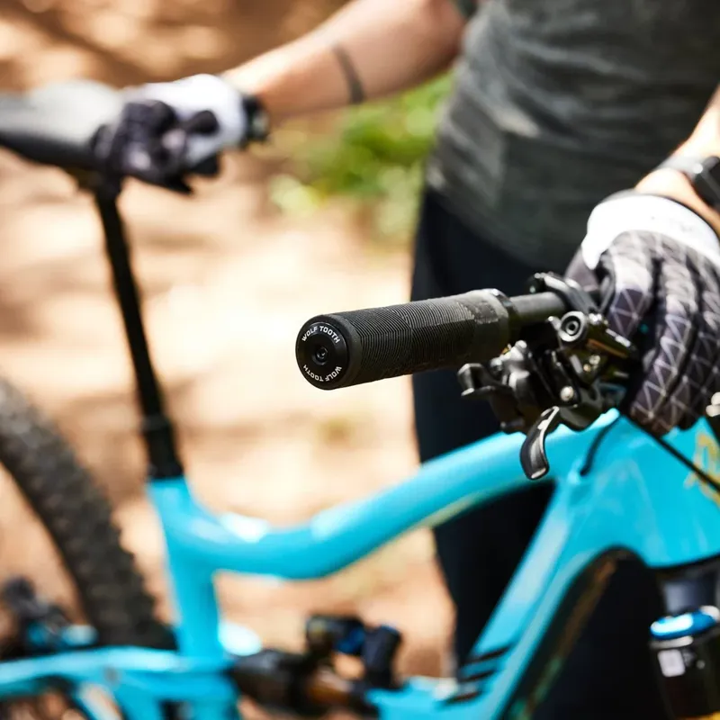 Wolf Tooth Echo Lock-On Grips - Black/Black-1