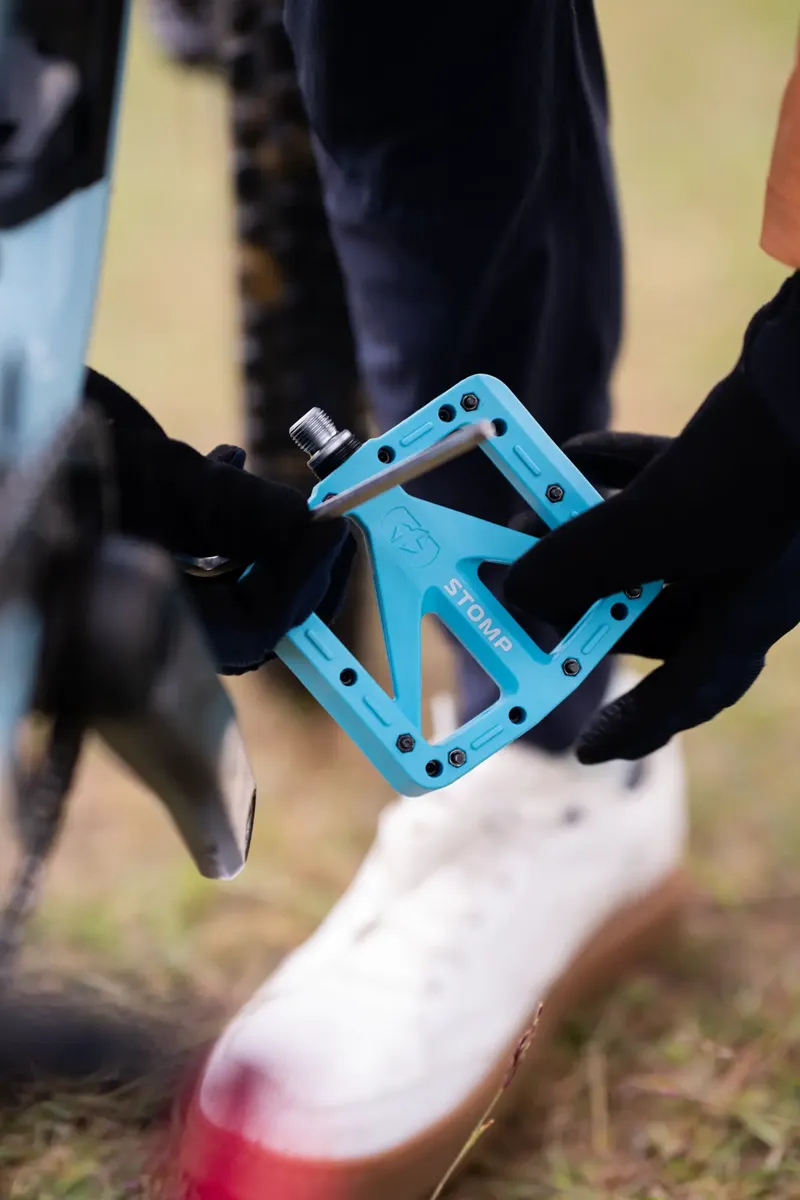 Oxford Stomp Nylon Flat MTB Pedals - Turquoise-2