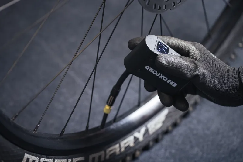 Oxford NanoJet Ultra Compact Cordless Tyre Inflator-4