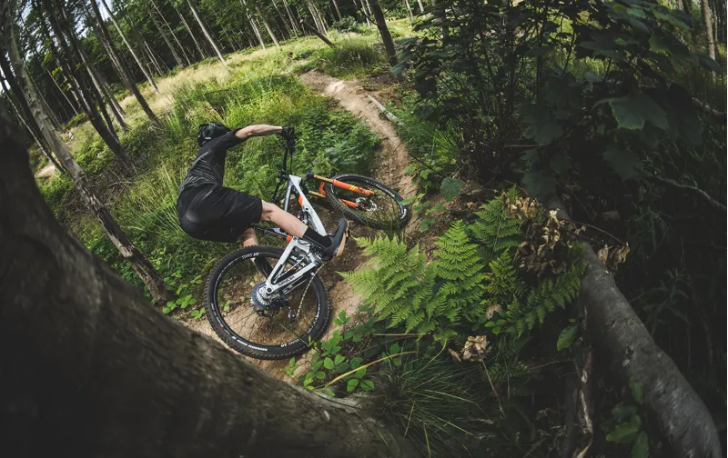 Saracen Ariel LT 27.5 2019 Full Suspension Mountain Bike - White/Black-7